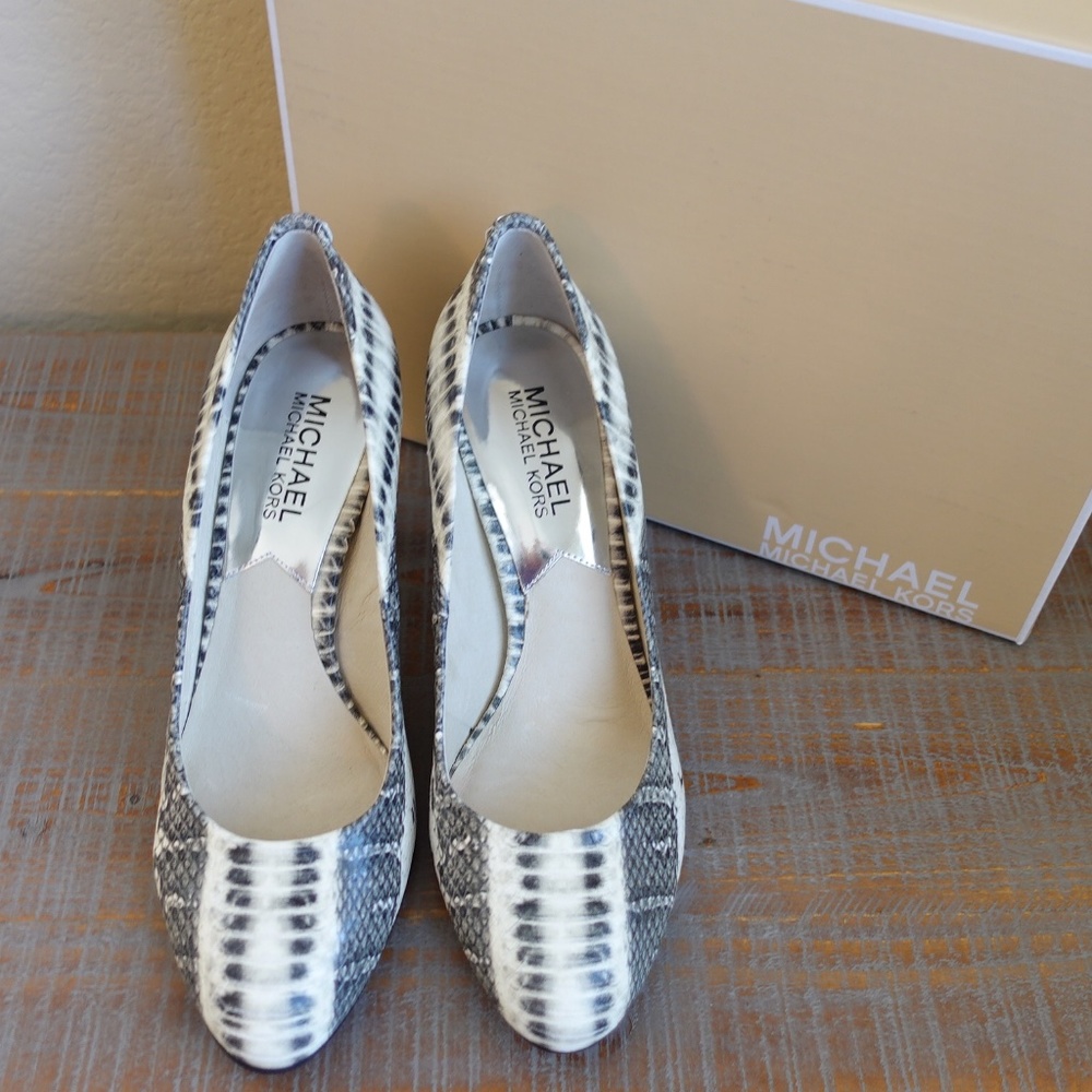 MICHAEL Michael Kors Snake Print Pumps - Picture 2 of 10
